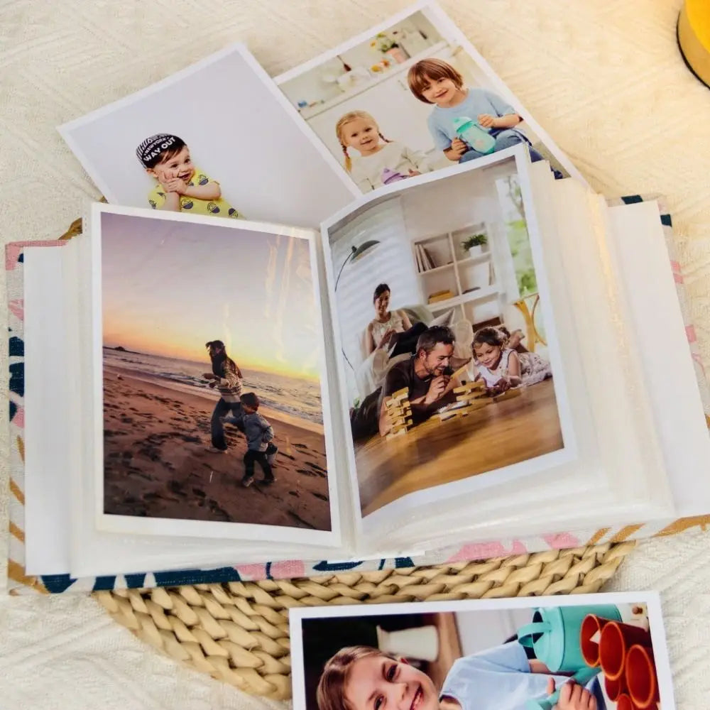 Fotoalbum mit geöffneten Seiten, die Familien- und Naturfotos zeigen.