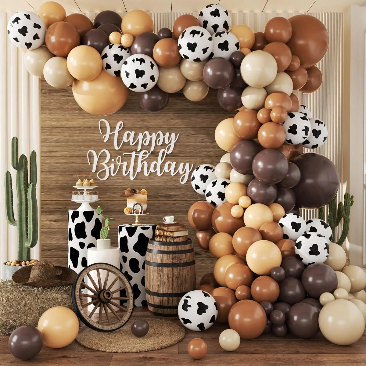 Arco de globos con temática western en tonos marrón, beige y negro sobre fondo de madera.