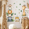 Niedliche Waldtiere Wandsticker mit Giraffe, Löwe, Elefant und Affe an einer hellen Wand.