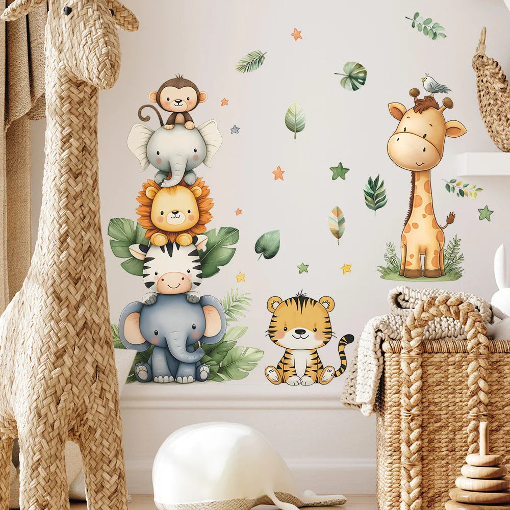 Niedliche Waldtiere Wandsticker mit Giraffe, Löwe, Elefant und Affe an einer hellen Wand.