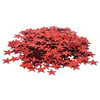 Une pile de confettis rouges scintillants éparpillés sur un fond blanc.