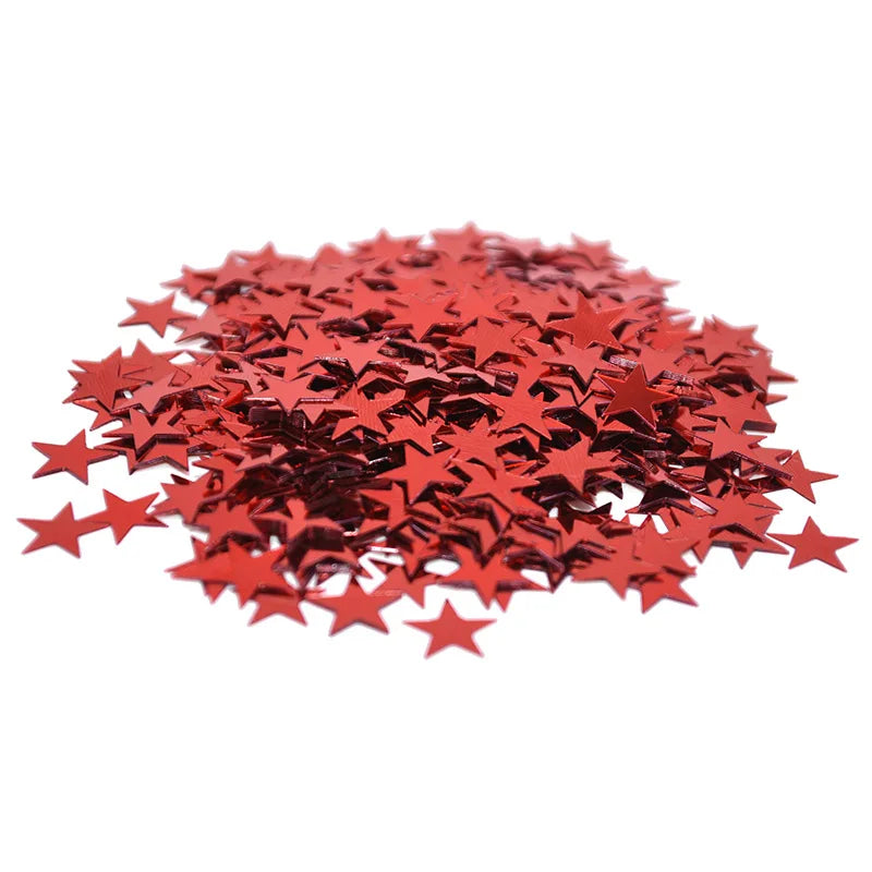 Une pile de confettis rouges scintillants éparpillés sur un fond blanc.