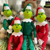 Un sapin de Noël d'elfe vert et moelleux avec un chapeau blanc et un costume rouge.