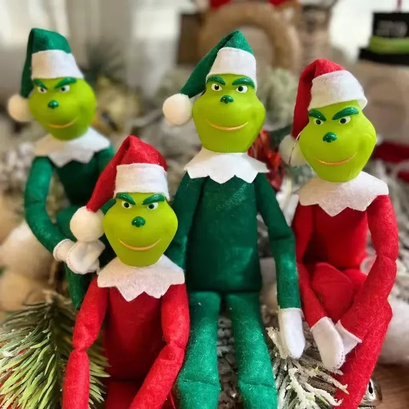Un sapin de Noël d'elfe vert et moelleux avec un chapeau blanc et un costume rouge.