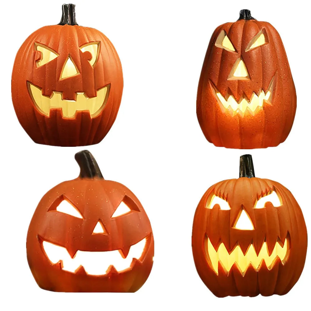Cuatro linternas de calabaza de cerámica decorativas para Halloween con caras de calabazas iluminadas.