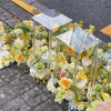 Vases centraux en acrylique élégants remplis de fleurs jaunes et blanches pour décoration de fête