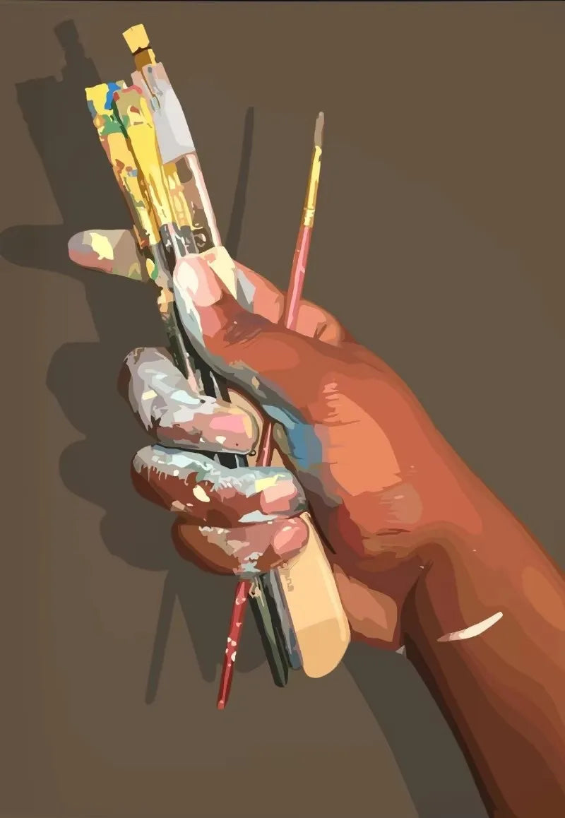Eine Hand hält mehrere Pinsel mit farbigen Spitzen vor einem braunen Hintergrund.