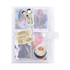 Álbum transparente con una foto polaroid, un dije temático de mantequilla y un recuerdo de cupcake.