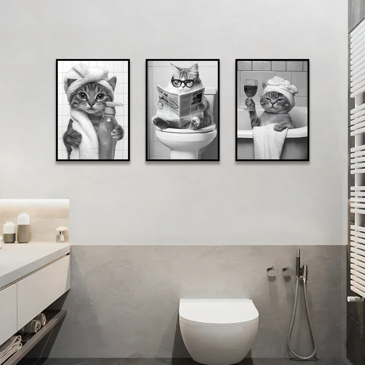 Un set de trois tirages d'art sur toile encadrés représentant des chats dans diverses poses mignonnes pour la décoration inté