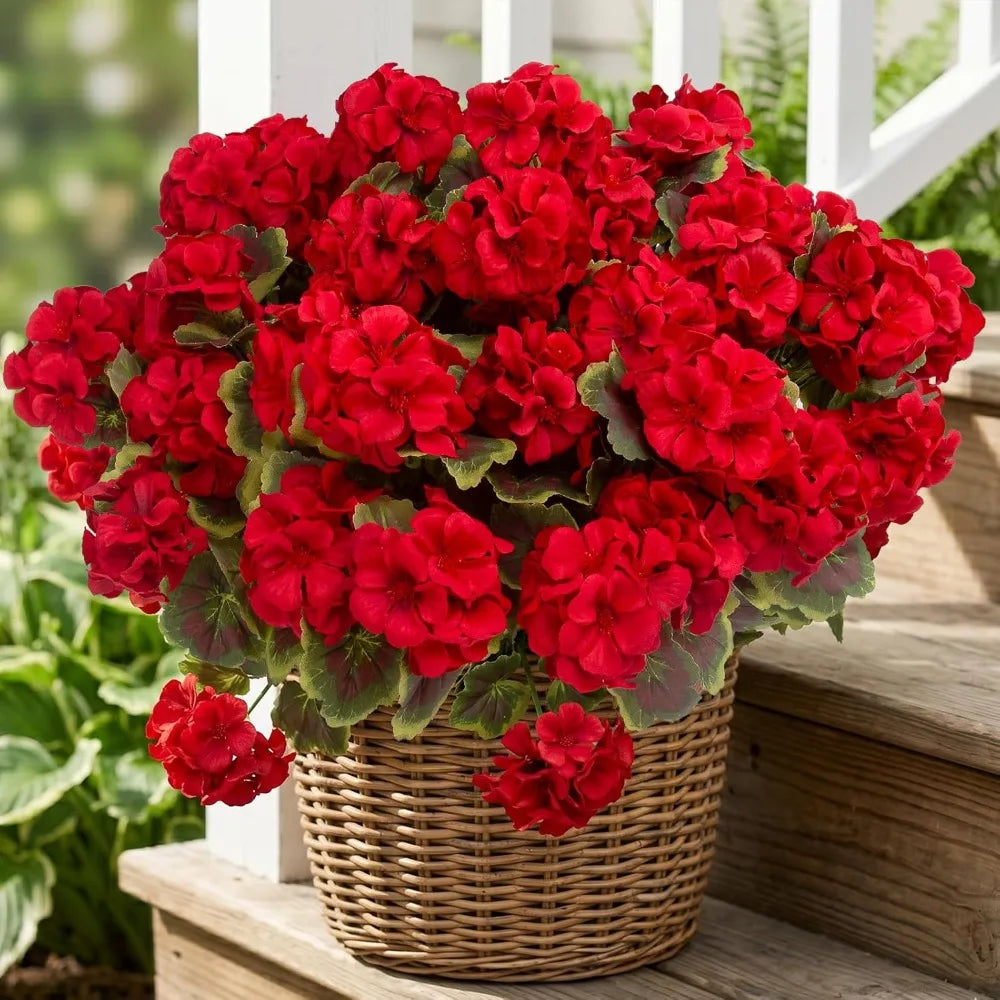 Un vibrante ramo de flores de geranio rojo de seda artificial en una cesta tejida