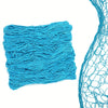 Un paquete de material de red decorativo azul brillante junto a una sección de un ornamento de red de pesca malla.
