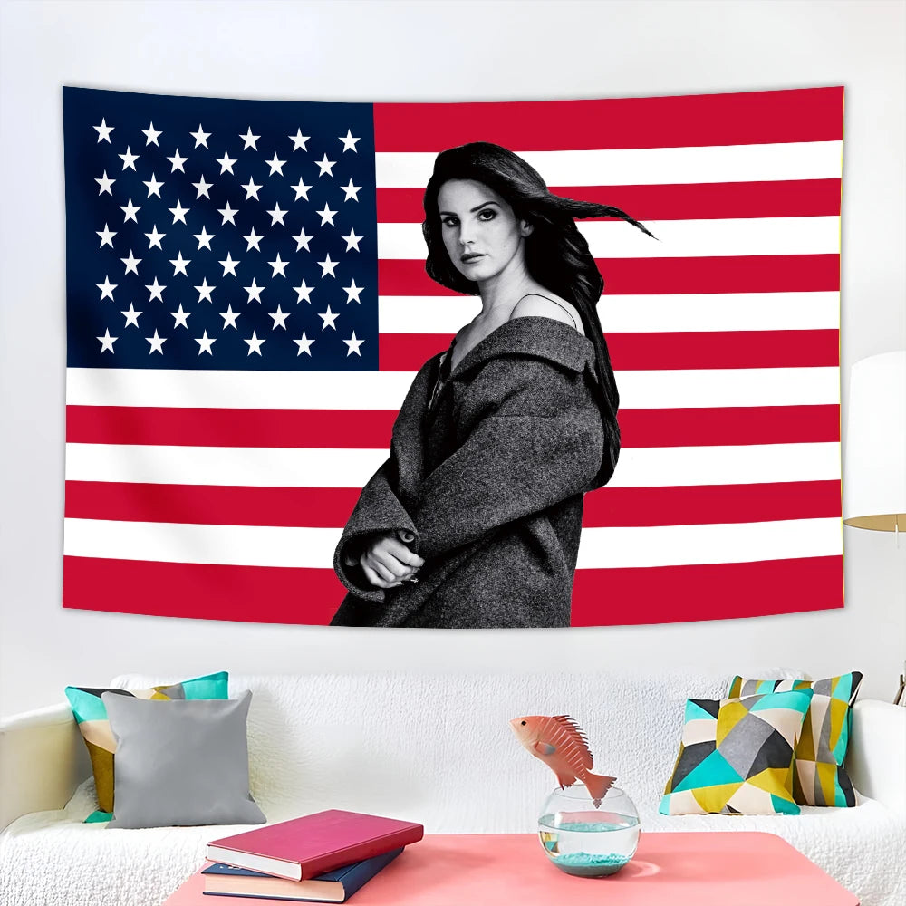 Tapiz decorativo con el diseño de la bandera estadounidense y una mujer parada frente a él.