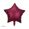 Un seul ballon en feuille de couleur magenta profond en forme d'étoile.