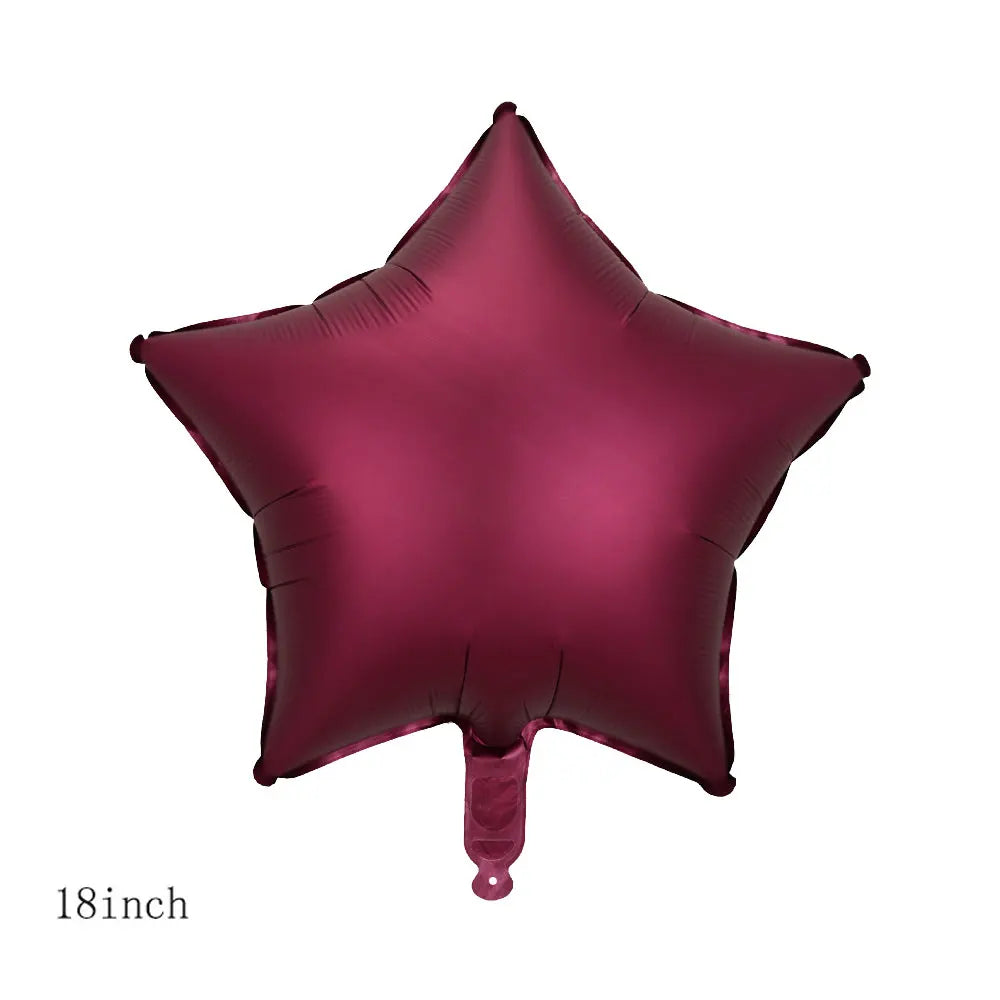 Un seul ballon en feuille de couleur magenta profond en forme d'étoile.