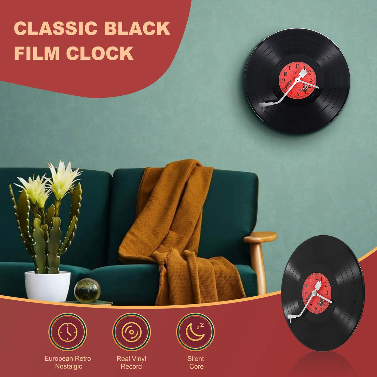 Klassische schwarze Filmuhr an der Wand mit grüner Couch und Topfpflanze.