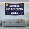 Dunkelblaue Flaggen-Tapisserie mit dem Text „Several Bad Decisions Later“ und kleinen floralen Elementen.