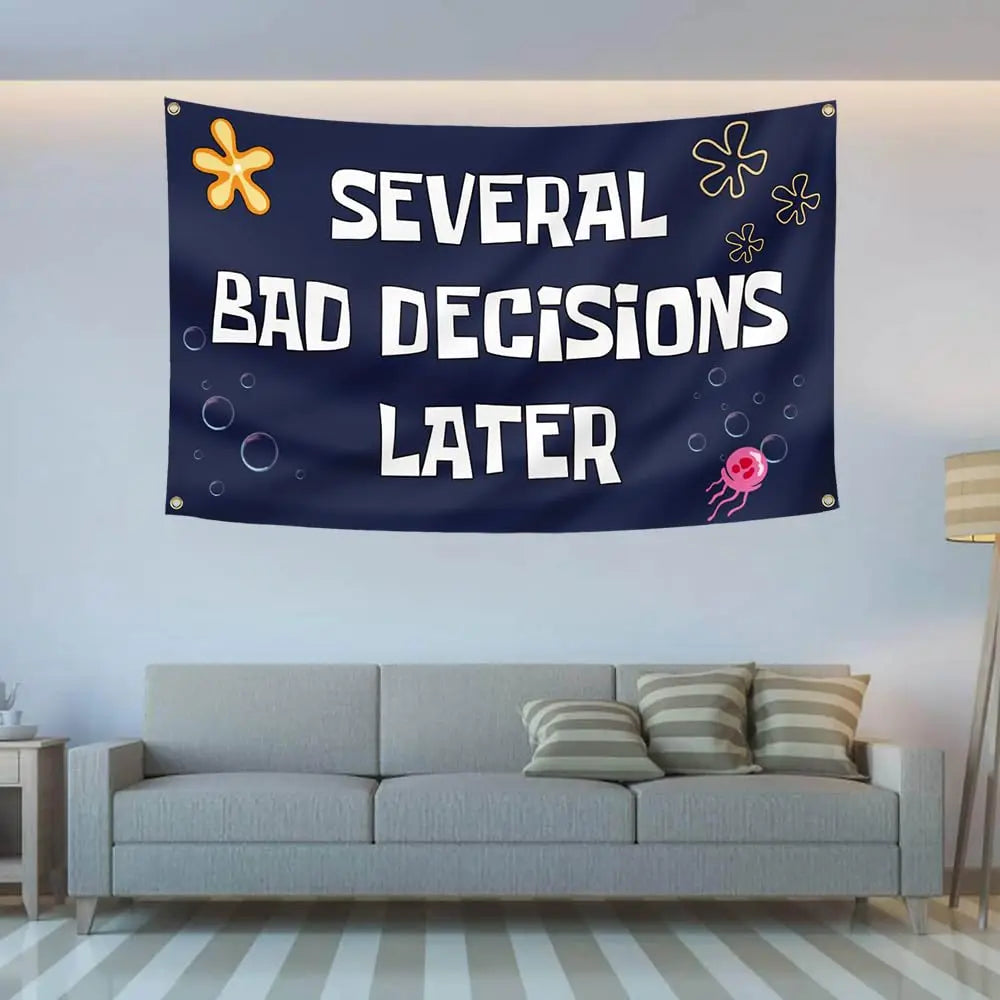 Dunkelblaue Flaggen-Tapisserie mit dem Text „Several Bad Decisions Later“ und kleinen floralen Elementen.