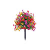 Un bouquet de décorations florales artificielles de marguerites et d'eucalyptus dans différentes nuances de rose, rouge et ja