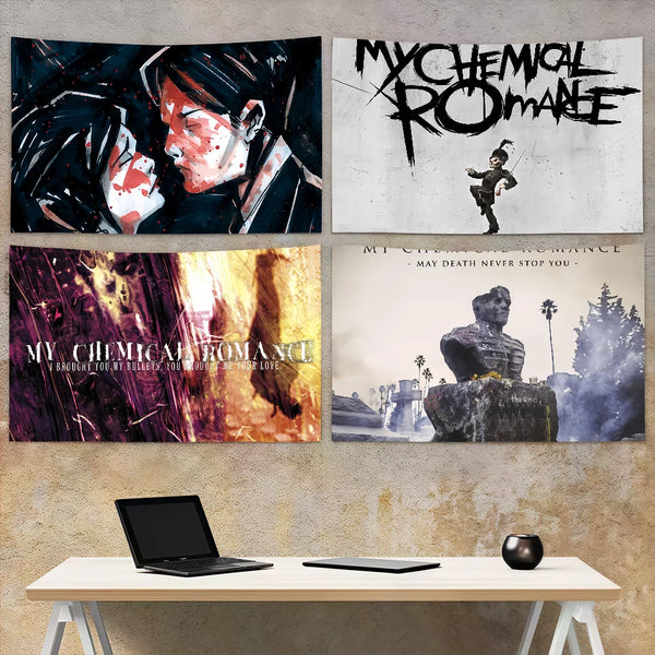 Un banner con arte y texto de My Chemical Romance, mostrado sobre un escritorio.