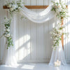 Tissu chiffon blanc élégant drapé, formant un arrière-plan floral pour un événement ou un mariage.