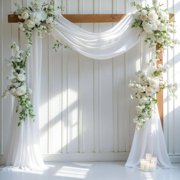 Tela blanca de gasa elegante y drapeada formando un fondo floral para un evento o boda.