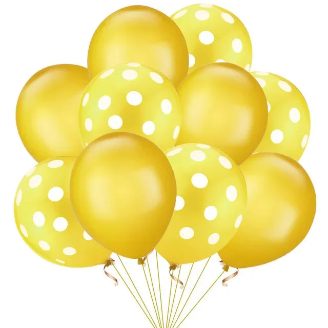 Un grupo de globos de látex amarillos de lunares atados para decoración de fiesta