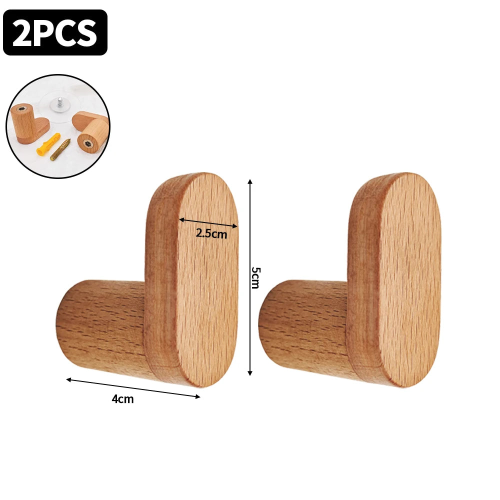 Zwei natürliche Buchenholz-Wandhaken mit 4 cm Länge und 2,5 cm Durchmesser.