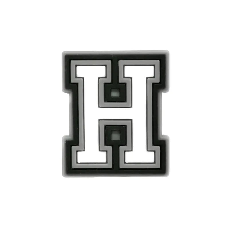 Charm lettre H alphabet noir et gris sur chaussure.