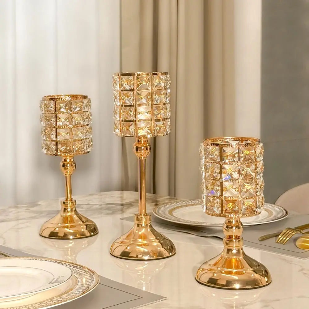 Porta-velas de cristal dorado con pantalla texturizada sobre una superficie de mármol.