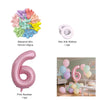 Un ensemble de ballons en feuille rose en forme de six et diverses rubans de soie colorés.