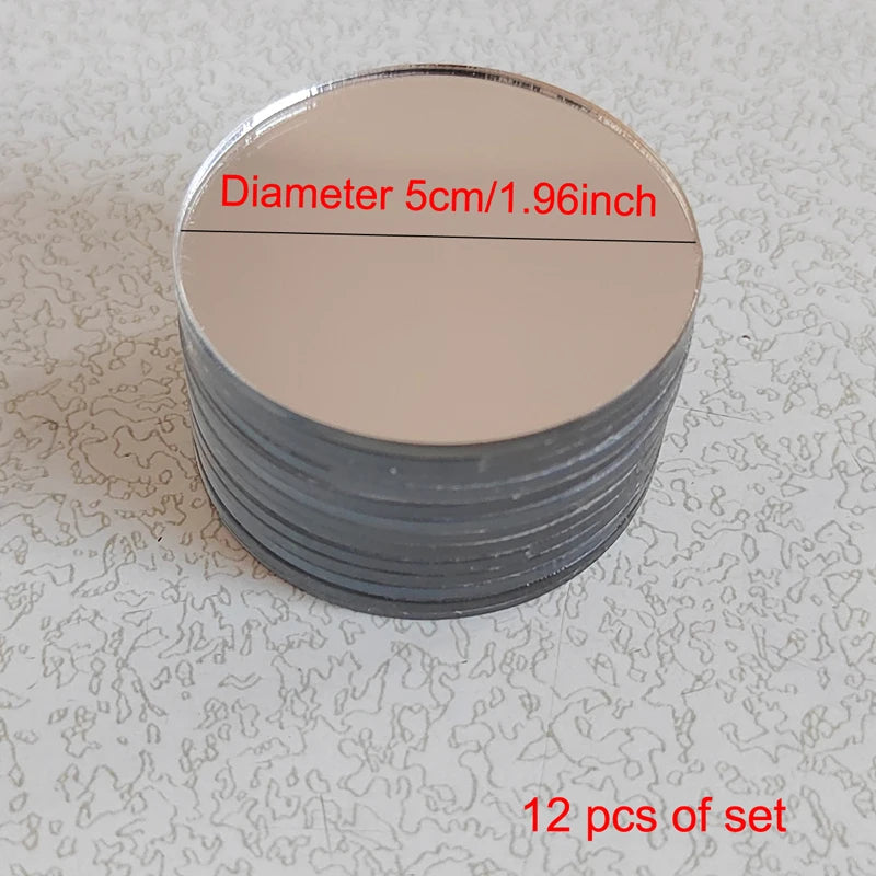 Eine Stapel runde, silberfarbene Wandsticker mit einem Durchmesser von 5 cm oder 1,96 Zoll.