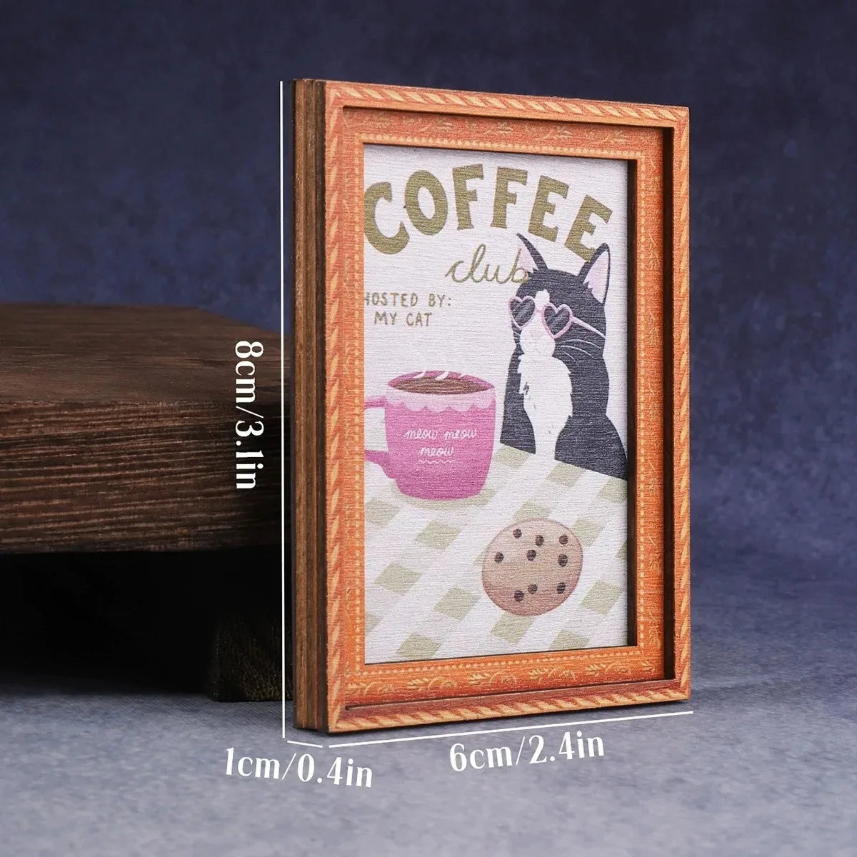 Impresión enmarcada de un retrato de gato en blanco y negro con el texto Coffee Club presentado por My Cat