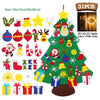 Árbol de Navidad decorado con 31 adornos de fieltro, incluyendo estrellas, campanitas, renos y cajas de regalo.