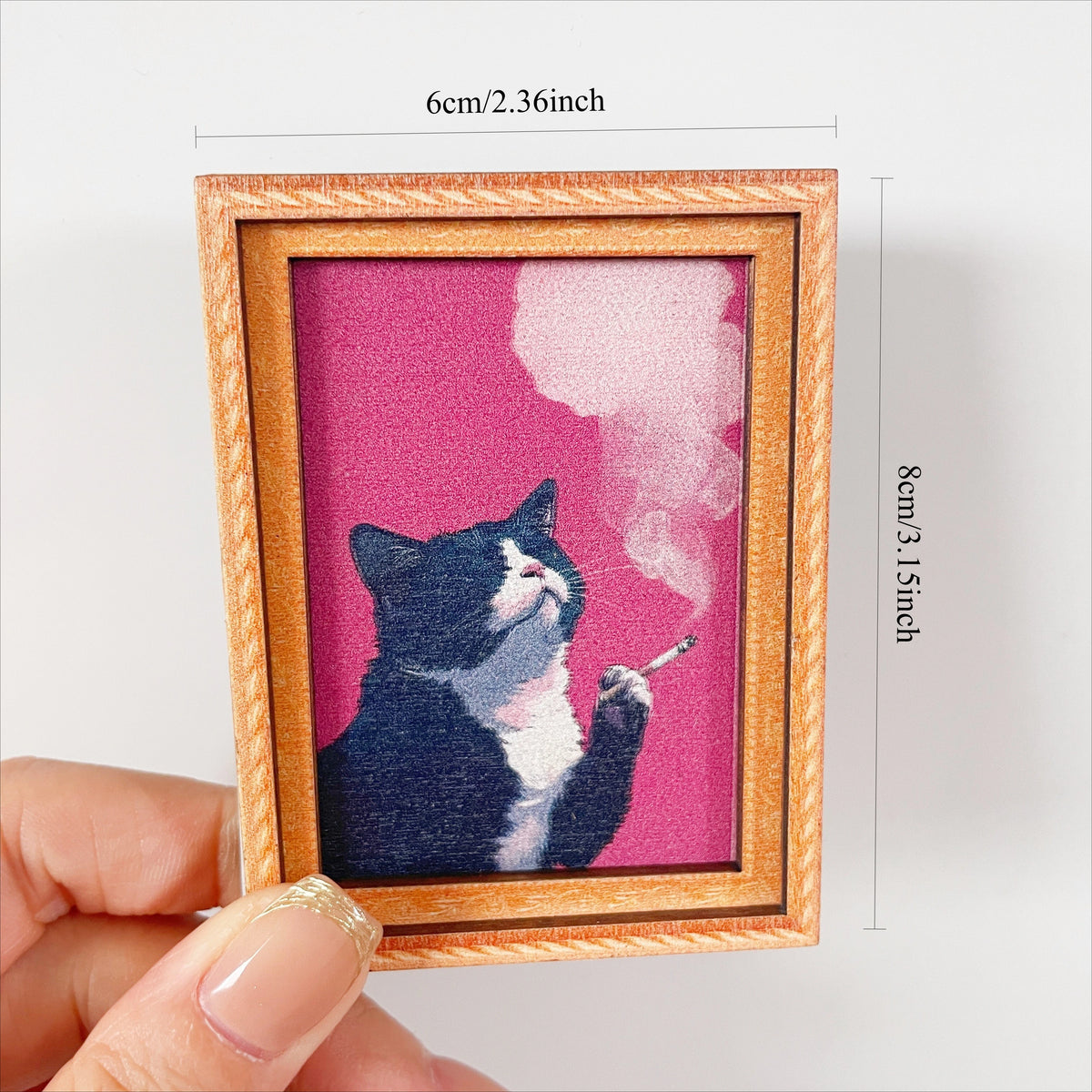 Impresión de acuarela enmarcada de un gato blanco y negro con humo rosa, mide 6cm/2.36 pulgadas.