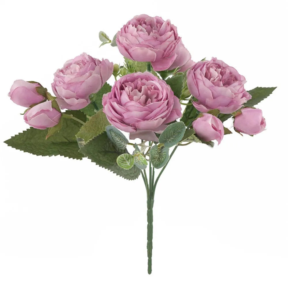 Ein Strauß künstlicher Seidenrosen und Pfingstrosen in Rosa- und Mauve-Tönen.