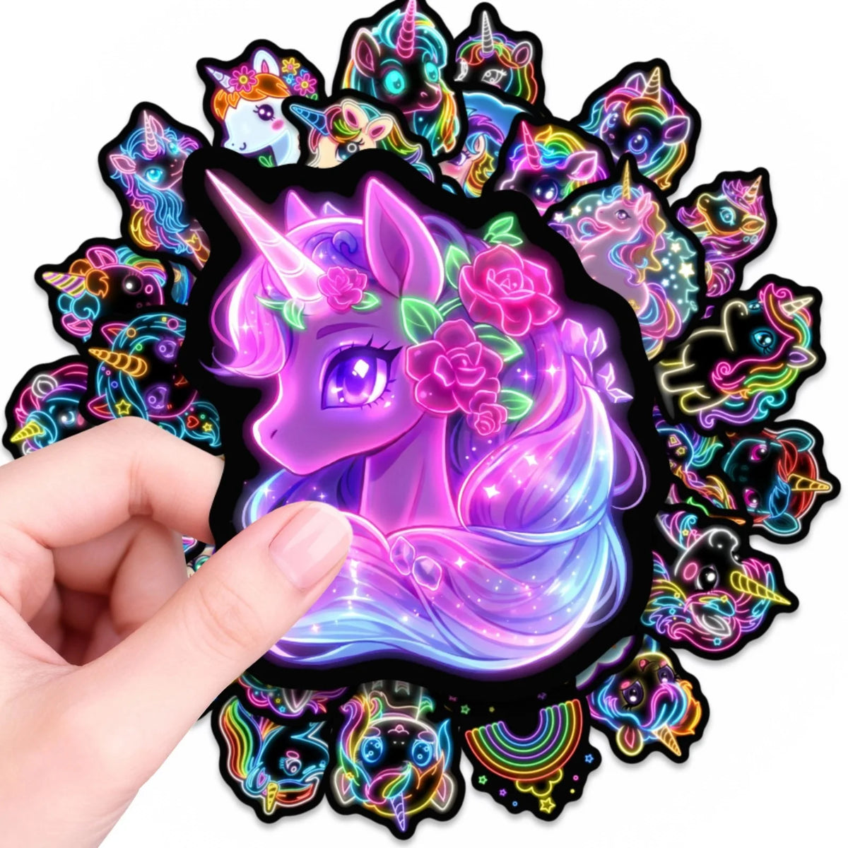 Una mano sostiene una calcomanía autoadhesiva de unicornio morado con acentos rosa y morado, con forma de caballo arcoíris de