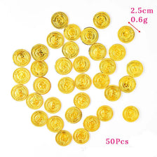 A pile of 50 gold pirate coin party favors, measuring 2.5cm and weighing 0.6g.