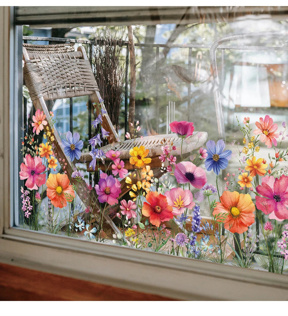 Nahaufnahme von doppelseitigen dekorativen Schmetterlings-Wandstickern mit leuchtend pinken, orangen und lila Blumen und Laub