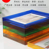Ein Stapel moderner Acryl-Foto-Displays in verschiedenen Farben, darunter blau, grün, orange und gelb.