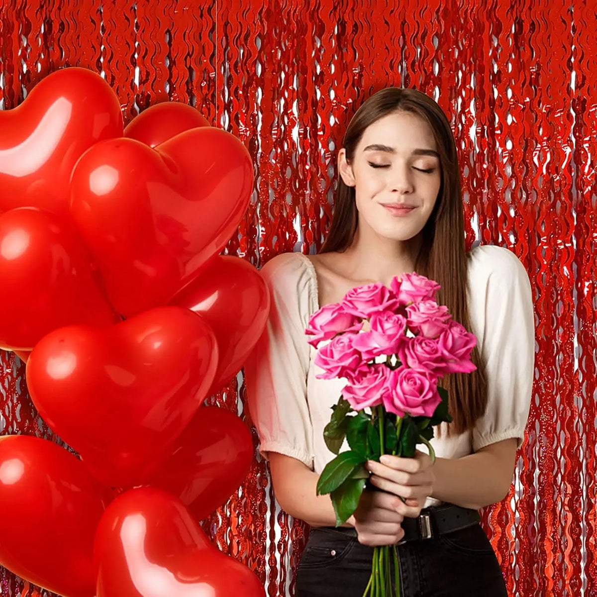 Eine junge Frau mit langen braunen Haaren hält einen Strauß rosa Rosen vor einem leuchtend roten Glitzerhintergrund.