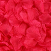 Gros plan de 1000 pétales de roses artificielles rouges vives pour la décoration.