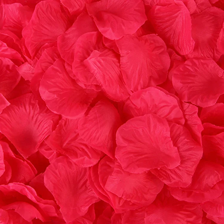 Gros plan de 1000 pétales de roses artificielles rouges vives pour la décoration.