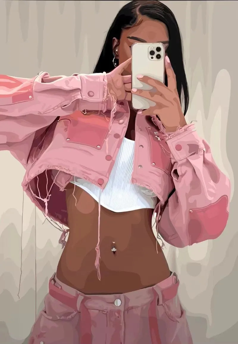 Eine Frau mit dunklem Haar trägt eine rosa Jacke und ein helles Oberteil und macht ein Selfie mit einem weißen Smartphone.