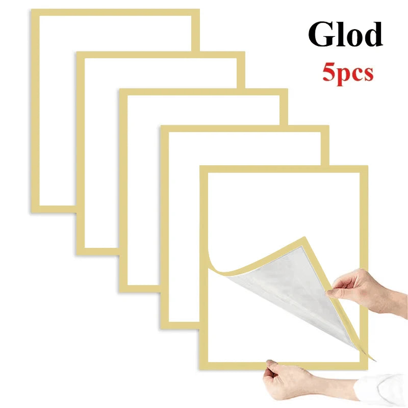 Fünf goldgerahmte magnetische Foto-Displayrahmen mit weißen Einfassungen in einer Reihe.
