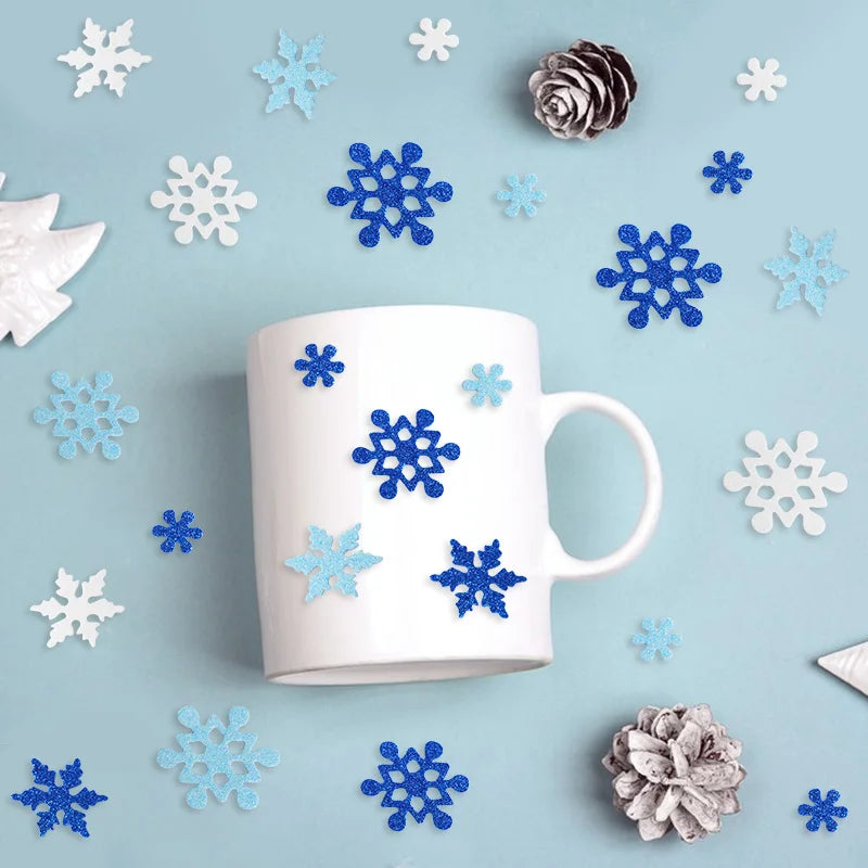 Tasse blanche entourée de décals de flocons de neige bleu et blanc pour la décoration artisanale