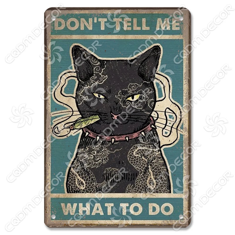 Décor mural vintage en métal représentant le visage d'un chat noir aux yeux intenses et aux motifs de fourrure détaillés.