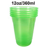 Une tasse en plastique vert transparent à usage unique avec un bord cannelé et un corps effilé.