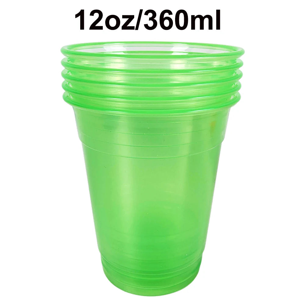 Une tasse en plastique vert transparent à usage unique avec un bord cannelé et un corps effilé.