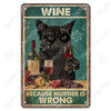 Décor mural vintage en métal représentant un chat noir fixant intensément un verre de vin rouge.