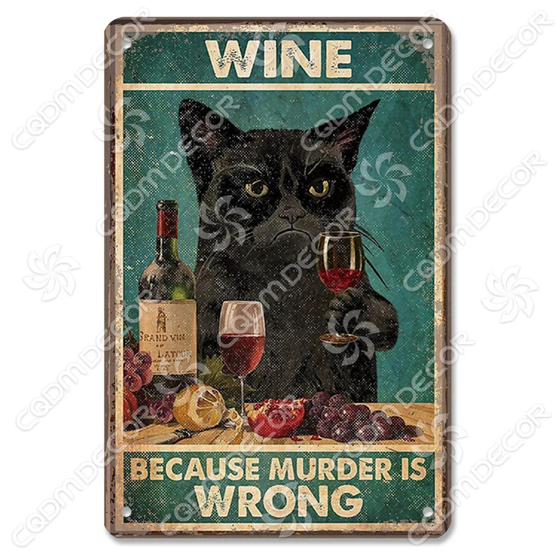 Décor mural vintage en métal représentant un chat noir fixant intensément un verre de vin rouge.
